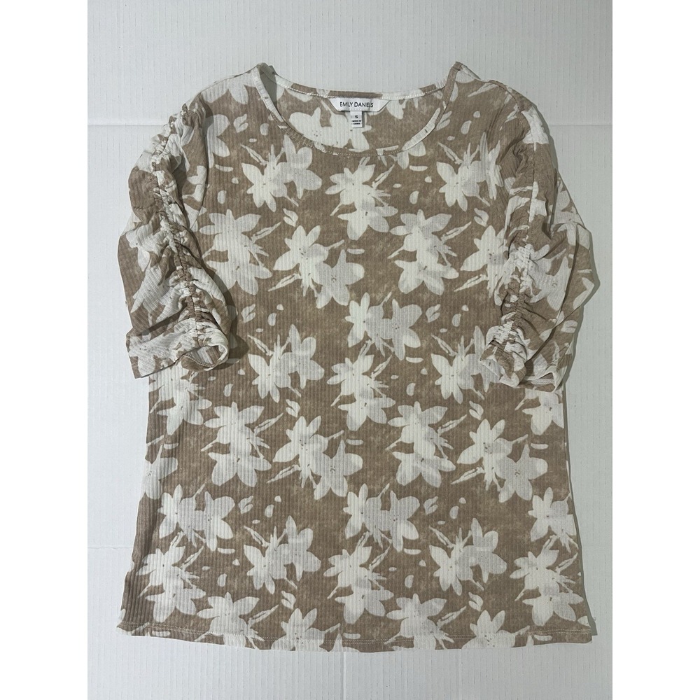 Emily Daniels Women's Tan and Ivory Floral Blouse Size Small